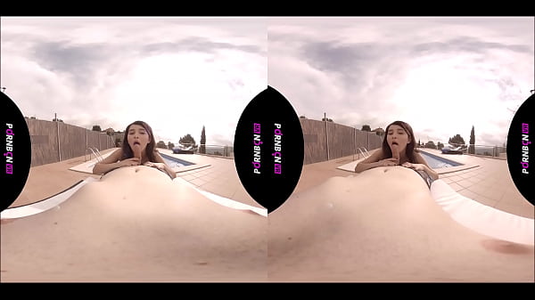 PORNBCN VR 4K | Joven amateur follando en la piscina publica exterior Mia Navarro realidad virtual 180 3D POV latina porno espa&ntilde;ol spanish blowjob