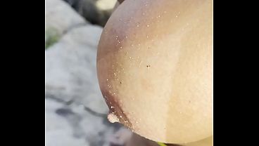 louca de tes&atilde;o pau duro pra fora nas pedras da praia de nudes 