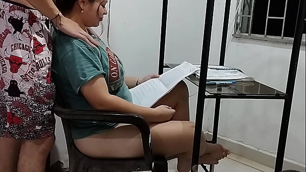 Ayudo a mi hermanastra con la tarea a cambio de que me deje follar su cu&ntilde;o