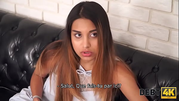 DEBT4k. Un agent de recouvrement fait irruption dans l'appartement des mod&egrave;les et la baise