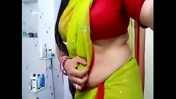 Desi bhabhi hot side boobs and tummy view in blouse for boyfriend