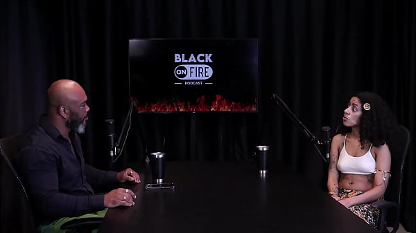 Morena exibe sua buceta peluda e o cu ap&oacute;s dizer que n&atilde;o gosta de se depilar, era julgada pela amiga, gosta de uma gozada na boca, atendeu um Russo, foi banida por causa de um Saudita - Bibi Hourani