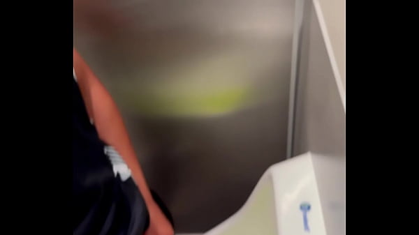 Mayate ense&ntilde;ando la verga en ba&ntilde;o publico  