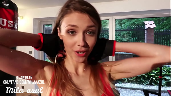 Joven con cuerpo perfecto mastubandose - Mila Azul