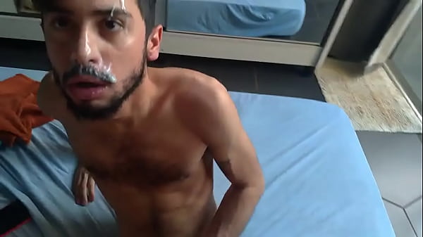 CHUPEI O PAU DO CARA CASADO AT&Eacute; ELE GOZAR NA BOCA 