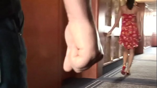 La segue di nascosto e poi entra nella sua camera e fanno sesso anale  