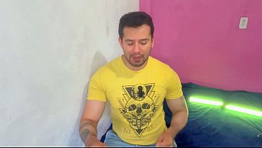 Chacal musculoso y de gran verga se la mete al vendedor de carros mientras le mostraba los autos