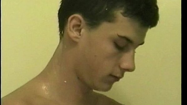 Straight amateur dude jerking in shower