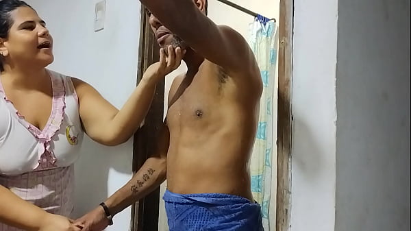 Mi padrastro tiene una polla grande y deliciosa y aprovecho que mi mam&aacute; no est&aacute; para follarme y tragarme todo su semen.