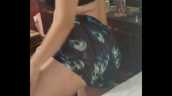 She twerking in mirror