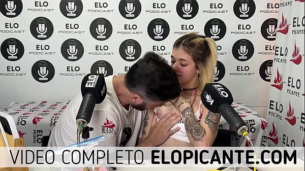 MILE GOMEZ MUESTRA LOS PEZONES Y CUENTA COMO LE GUSTA QUE LE CHUPEN LAS TETAS  