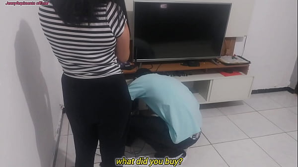 Dona de casa reclama com o t&eacute;cnico que o marido n&atilde;o percebeu sua lingerie nova. Ela coloca e pede a opini&atilde;o do t&eacute;cnico!