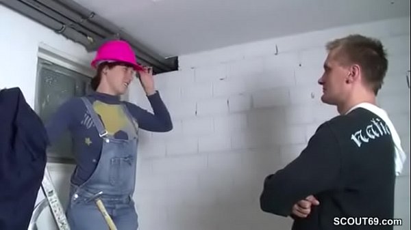 Teeny Handwerkerin laesst sich vom Kunden ficken