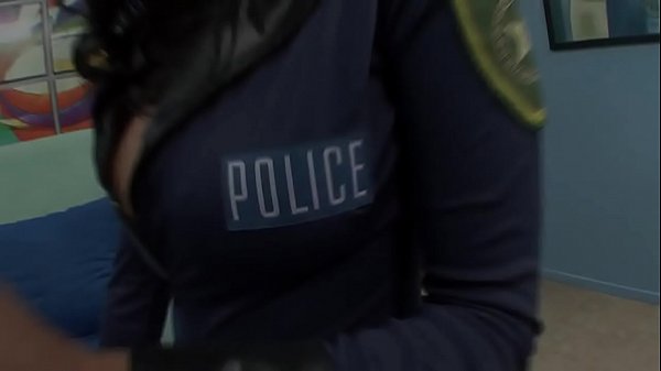 Lacey prima di arrestare  il ragazzo gli succhia il cazzo  