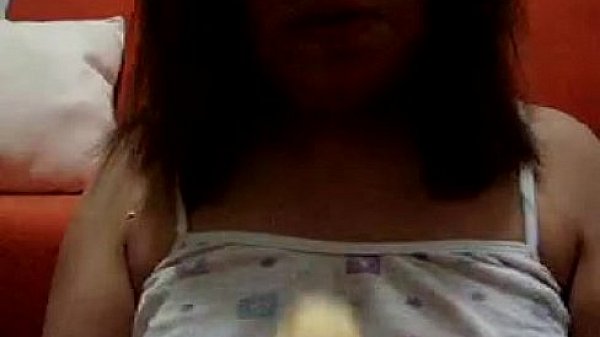 Mamando y masturbandose con un platano