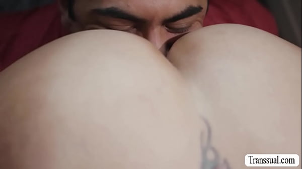 Foxxy had a problem with her sink, so her husband calls the plumber Draven Navarro to fix the situation 