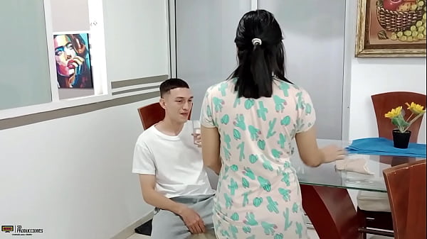 Super Hot! La hermanastra  se deja seducir para poder follar con su hermanastro