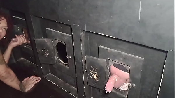 Levei meia irm&atilde; para conhecer uma cabine de gloryhole e ela ficou excitada e acabamos chupando v&aacute;rios desconhecidos