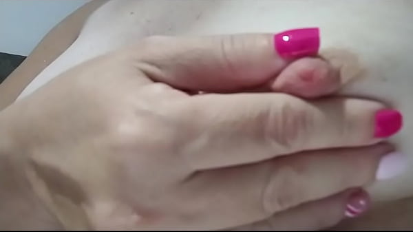 IVANA ERECTANDO SUS PEZONES