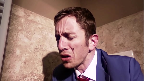 La ragazza scopa con il vecchio e grasso patrigno