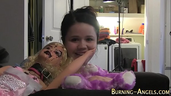 Pretty emo babe rubs muff