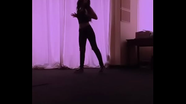 Perra pide pene bailando