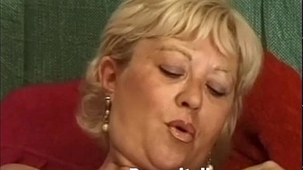 Matura italiana si masturba  - Italian mature masturbates granny