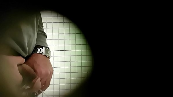 Flagra mijando no banheiro p&uacute;blico 