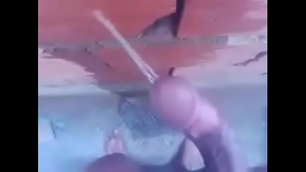 Orinando con el pene parado