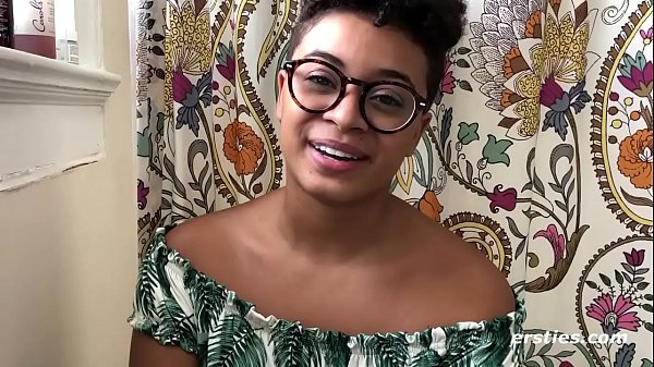 Ebony babe gets off on the couch