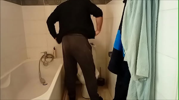 Un pervers se fait une branlette en cachette dans les toilettes