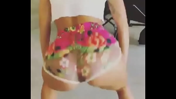 ELLA ES MI PRIMA LE GUSTA BAILARME Y SE CALIENTA 