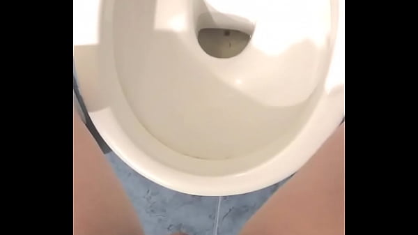 Mujer mea como hombre, me chorreo toda