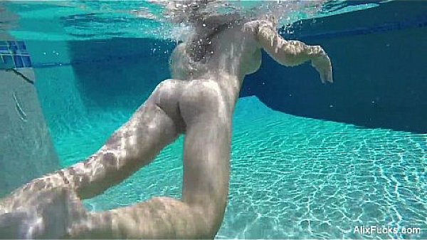 Alix Lynx & Cherie go skinnydipping