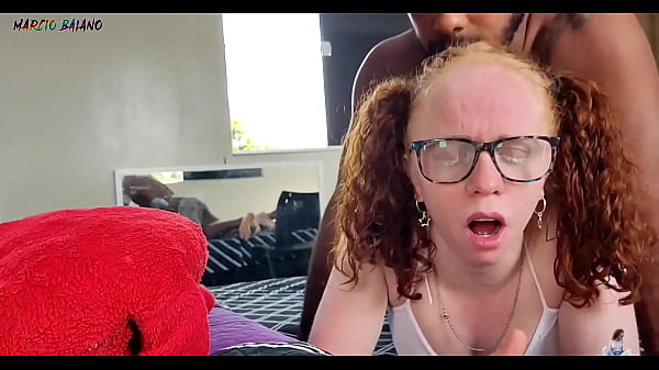 A MULHER DO MEU AMIGO MIM CHAMA PRA CASA DELA PRA EU VER ELA DE LANGERIE E DI PLUG ANAL ENFIADO NO RABO