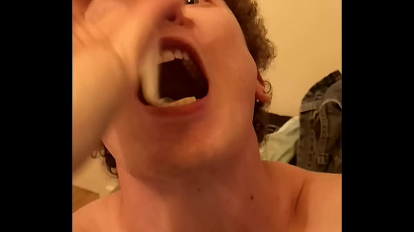 Dep&oacute;sito de porra de Lisboa limpando capas usadas