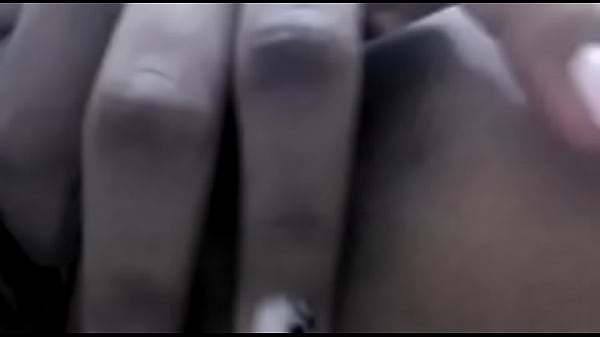 Colombiana toc&aacute;ndose con los dedos y u&ntilde;as