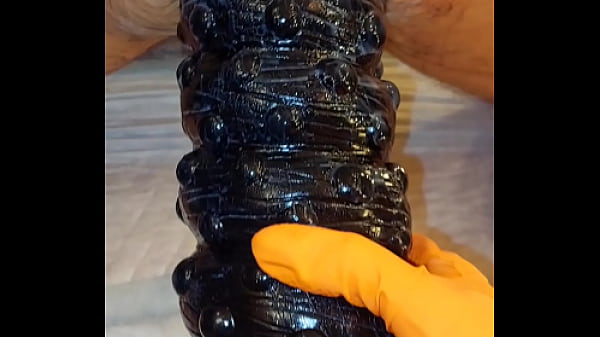 ДО крика натягивают анусом на огромный дилдо