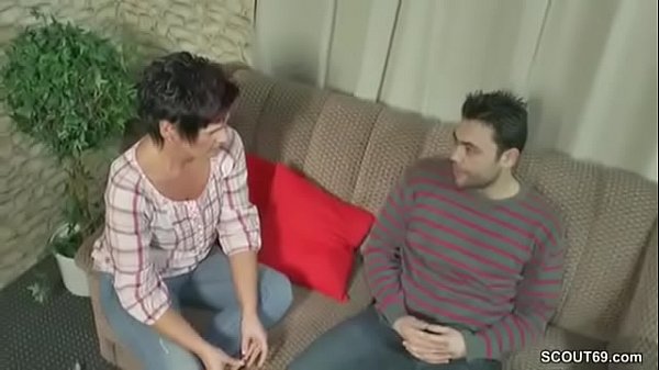 Deutsche Hausfrau hilft Jungspund endlich mal Sex gehabt zu haben