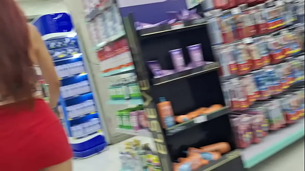 Esposa se exibe sem calcinha em publico