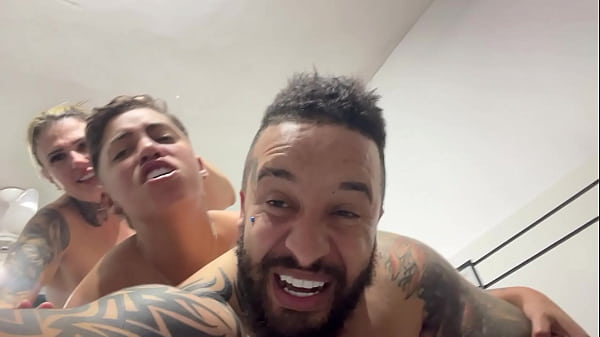 Aquele sexo gostoso sentindo a socada ate o fim no cu e na buceta no pelo ate gozar juntos !