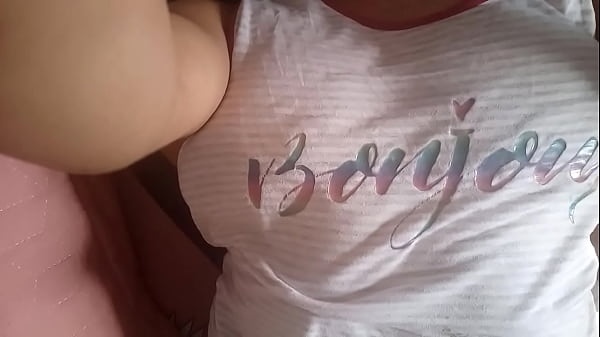 Una dulce jovencita muy ardiente desea que la chupen en el co&ntilde;o y que pasen su lengua en su clitores esta exitada y se masturba para quitarse esas ganas.