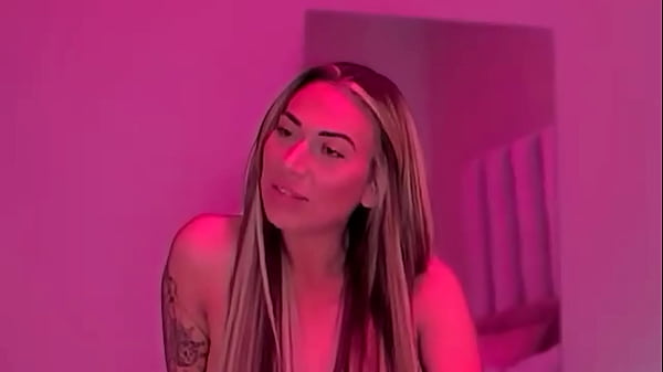 New performer London Carter shows off her body while talking about getting into porn