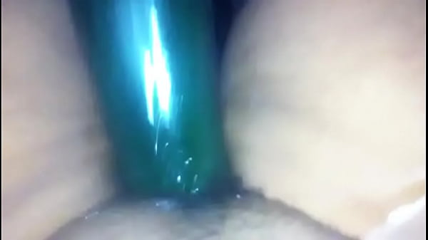 Masturb&aacute;ndose con gran pepino