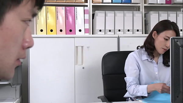 なんで水野部長がここに？その瞬間、小泉は状況が理解できずに固まった。小泉は会社でパワハラまがいのイビり行為を受けて精神的に追い込まれており、その辛さを一瞬でも忘れようと熟女デリヘルを呼んだはずだった。だがやって来たのはストレスの元凶、水野部長その人。  