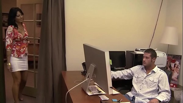 Mia moglie non sa che mi fotto la sua segretaria nell&rsquo;ufficio di mio steppadre  