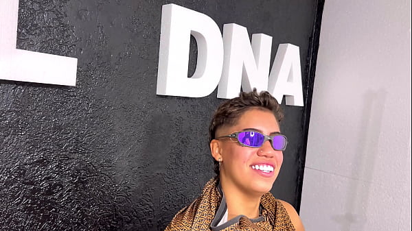 Ela nunca exprimentou uma pica na vida virgem de pica ! Ela quer muito foder comigo ai falei meu marido tem q te foder tbm ! Ser&aacute; q aceitou essa proposta ?  