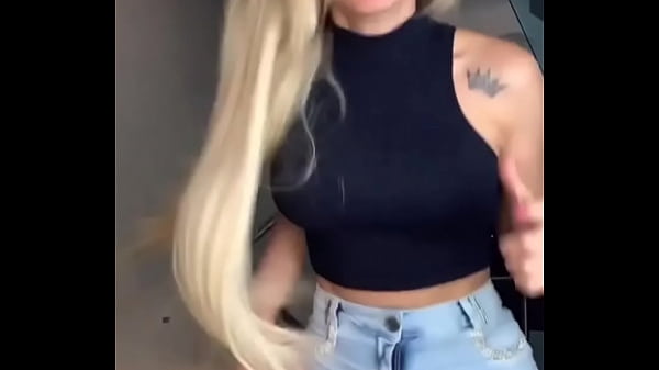 Loira gostosa linda na telinha 