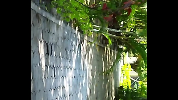 La peque&ntilde;a Abby es cogida de perrito en lugar publico