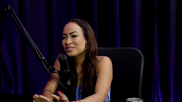 A fam&iacute;lia respeitou sua decis&atilde;o, teve um cara muito obcecado, as sugest&otilde;es diferentes que os clientes queriam, e o preconceito... - Belinha Baracho (WATCH ON: SHEER/RED)